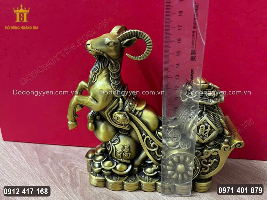 Bức tượng c&oacute; chiều cao tổng thể 17Cm